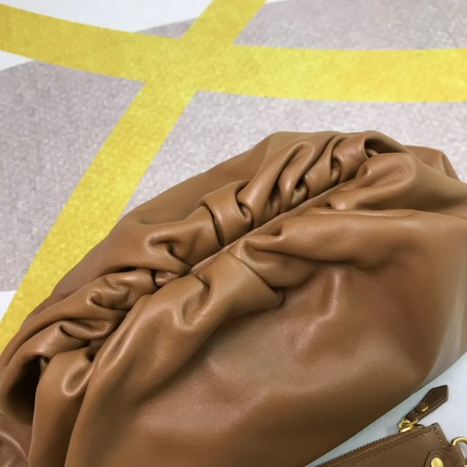 Batch 1660 Bottega Veneta cloud bag ☁️POUCH series Original plain calfskin, super low-key and attractive, soft and casual. Major internet celebrity bloggers are crazy about calling it fashionable and classy, ​​lazy and intellectual. Large size: 38x20x8.5cm (large cloud plain) caramel color